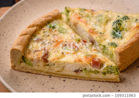 Delicious quiche with broccoli, cheese, chicken, spices and herbs 109311063