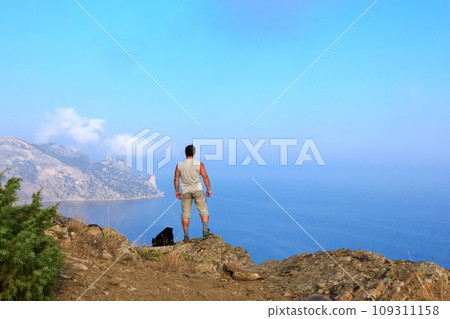 Traveler looks at the beautiful seascape from the mountain top 109311158