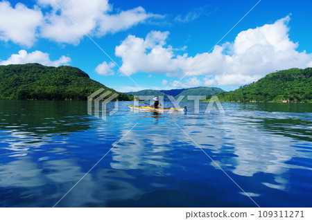 Kayak navigating the Nakagawa River on Iriomote Island, Okinawa Prefecture Kayak navigating the Nakagawa River on Iriomote Island, Okinawa Prefecture 109311271