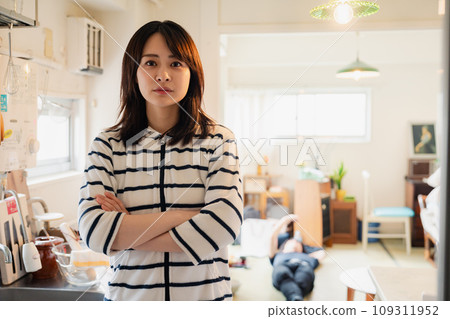 妻子抱著丈夫的頭 109311952
