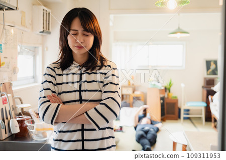 wife holding her husband's head wife holding her husband's head 109311953