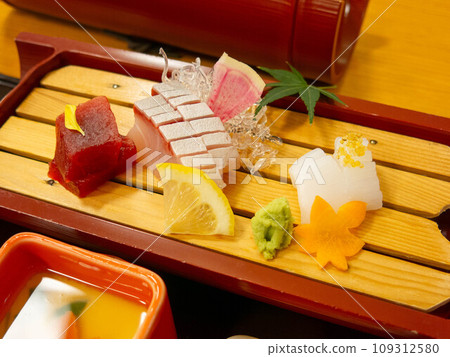 Kaiseki sashimi 109312580