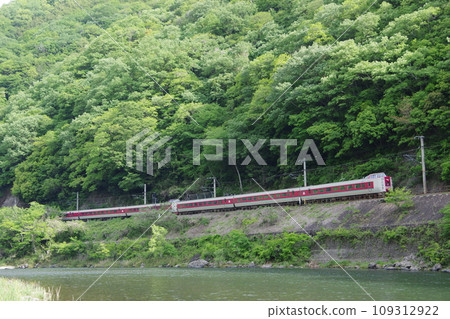 Limited Express Yakumo Series 381 Hakubi Line runs along the Takahashi River 109312922