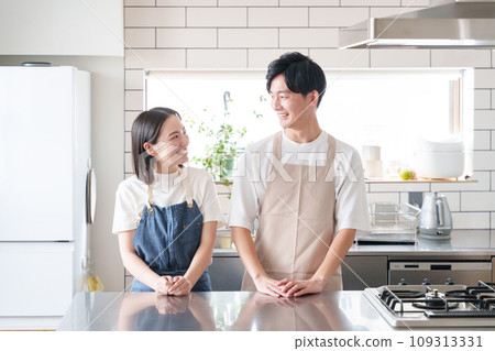微笑的夫婦在廚房做飯 109313331