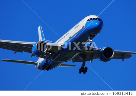 C-32 VIP transport aircraft landing at Yokota Air Base 109313412