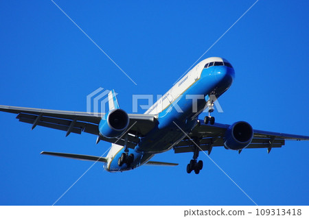 C-32 VIP transport aircraft landing at Yokota Air Base 109313418
