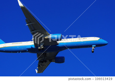 C-32 VIP transport aircraft landing at Yokota Air Base 109313419