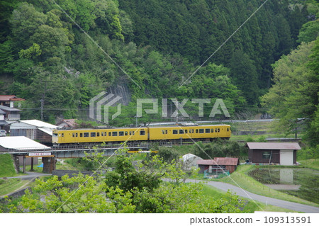 上井瓦美小鐵橋附近的普通列車113系伯備線 上井瓦美小鐵橋附近的普通列車113系伯備線 109313591
