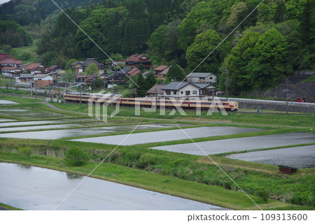 特急八雲系列381(JNR彩色)白備線上岩見稻田附近 特急八雲系列381(JNR彩色)白備線上岩見稻田附近 109313600