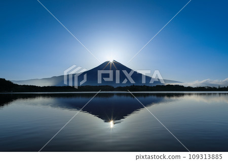 Lake Tanuki W Diamond Fuji at sunrise, Fujinomiya City, Shizuoka Prefecture 109313885