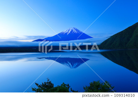 顛倒的本栖湖富士山梨縣 109314010
