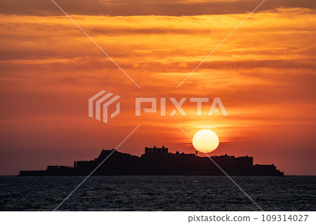 Nagasaki / The silhouette of Gunkanjima (Hashima) in the setting sun Nagasaki / The silhouette of Gunkanjima (Hashima) in the setting sun 109314027
