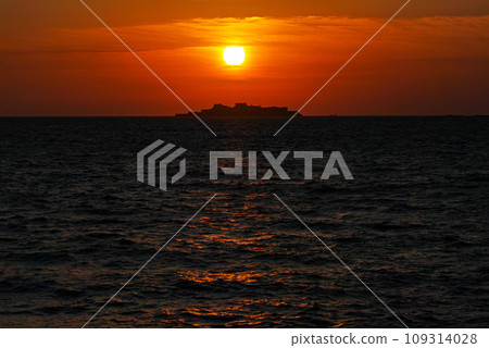 長崎 / 夕陽下的軍艦島(端島)的剪影 長崎 / 夕陽下的軍艦島(端島)的剪影 109314028