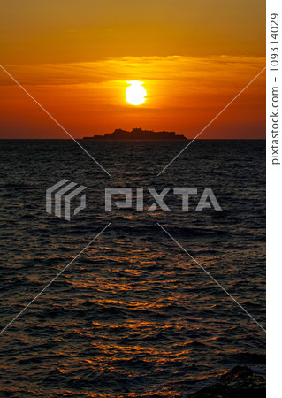 長崎 / 夕陽下的軍艦島(端島)的剪影 長崎 / 夕陽下的軍艦島(端島)的剪影 109314029