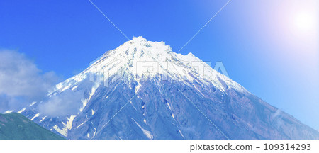 Koryaksky volcano in Kamchatka in the autumn with a snow covered top 109314293