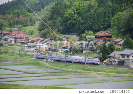 特急八雲系列381（超級八雲彩色）白備線上岩見稻田附近 109314305