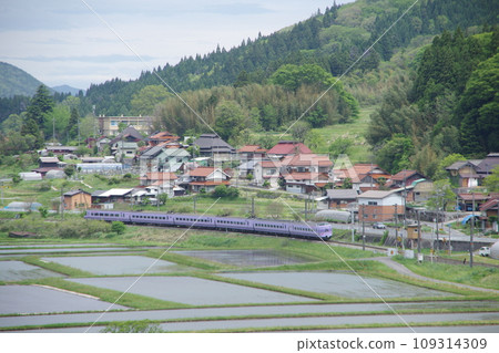 特急八雲系列381（超級八雲彩色）白備線上岩見稻田附近 109314309