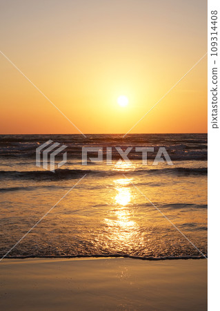 Landscape of waves and sunset light at Inasa Beach in Izumo Landscape of waves and sunset light at Inasa Beach in Izumo 109314408