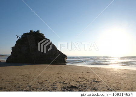 Scenery of Bentenjima and Inasa Beach, sandy beach and sunlight, Shinto Festival 109314624