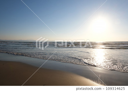 Beautiful evening scenery of the beach, Inasa Beach in Izumo, Mt. Sanbe 109314625
