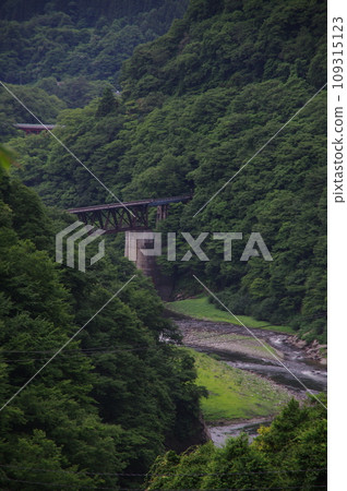 湯野上溫泉附近的會津鐵道 大川三橋俯視圖 109315123