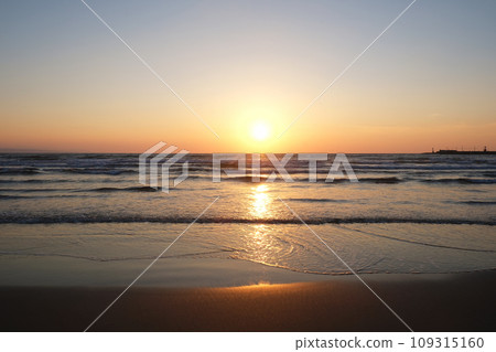 出雲稻佐海灘的波浪和日落光景觀 出雲稻佐海灘的波浪和日落光景觀 109315160