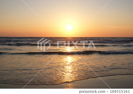 出雲稻佐海灘的波浪和日落光景觀 109315161