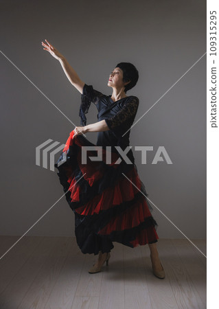 Dancer image Dancer image 109315295