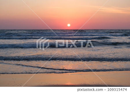 美麗的日落海和日落風景，日落，稻佐海灘 109315474
