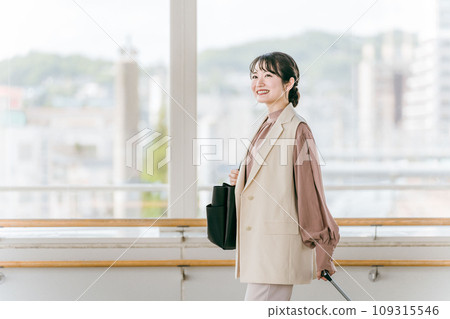 商務女性出差、調動、旅行、人事變動(調動、新生活、搬家、搬到東京、搬遷、分公司) 商務女性出差、調動、旅行、人事變動(調動、新生活、搬家、搬到東京、搬遷、分公司) 109315546