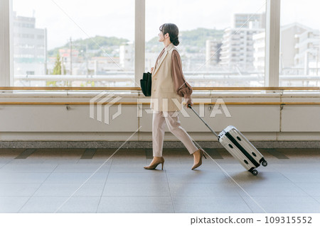 Business women on business trips, transfers, travel, personnel changes (transfer, new life, moving, moving to Tokyo, relocation, branch) 109315552