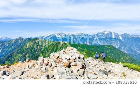 夏季攀登雞岳(從雞嶽山南峰眺望劍岳和立山) 夏季攀登雞岳(從雞嶽山南峰眺望劍岳和立山) 109315610
