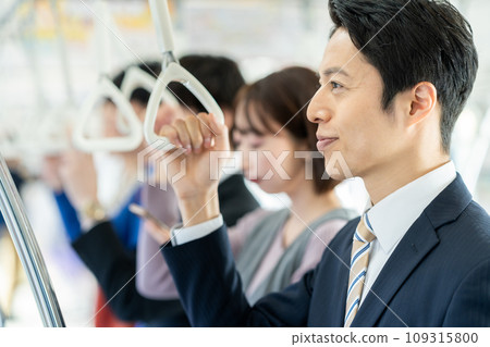 通勤列車上的中年商人攝影合作:京王電鐵株式會社 通勤列車上的中年商人攝影合作:京王電鐵株式會社 109315800