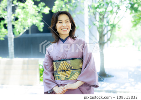 一個穿著和服的女人 109315832