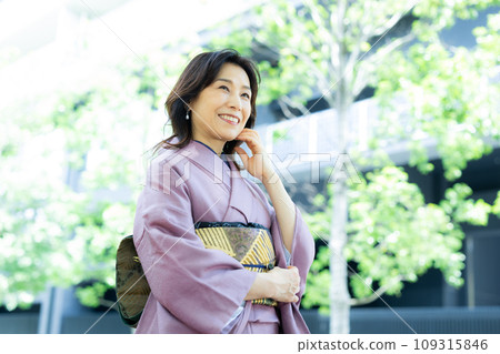 一個穿著和服的女人 一個穿著和服的女人 109315846