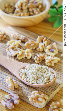 ground walnuts 109315875