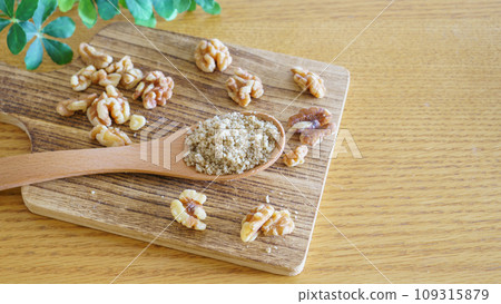 ground walnuts 109315879