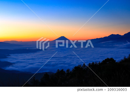 View of Mt. Fuji from Takapochi Plateau, a sea of clouds 109316003