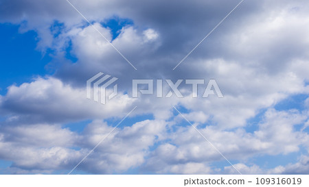 Many white clouds flowing in the blue sky Many white clouds flowing in the blue sky 109316019