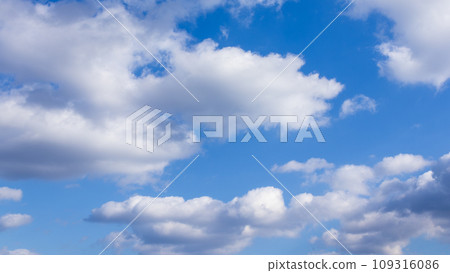 許多白雲在藍天上流動 許多白雲在藍天上流動 109316086