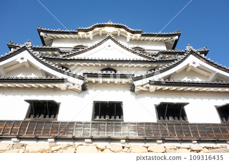 The castle tower of Hikone Castle in Hikone City, Shiga Prefecture in autumn 109316435