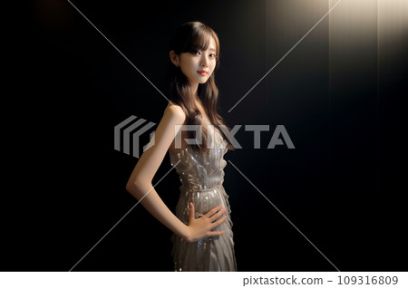 穿裙子的女人 穿裙子的女人 109316809
