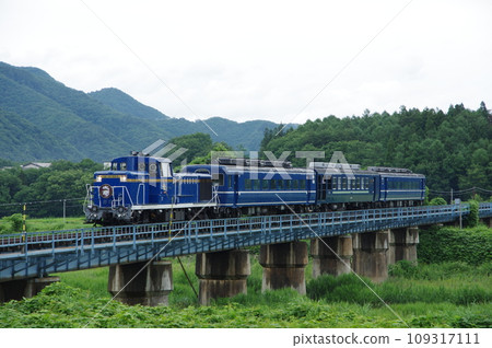 Aizu Railway Mizunashi River Bridge DL Taiki Aizuwakamatsu trial run 109317111