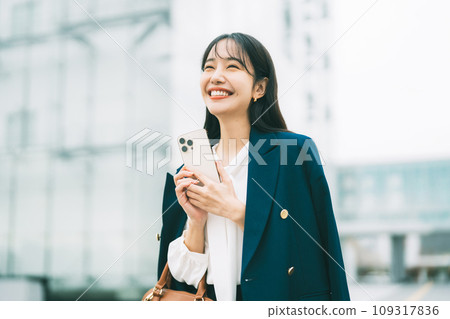 Business woman with a smartphone 109317836