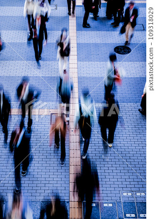 傍晚時分，人行道上擠滿了人 109318029