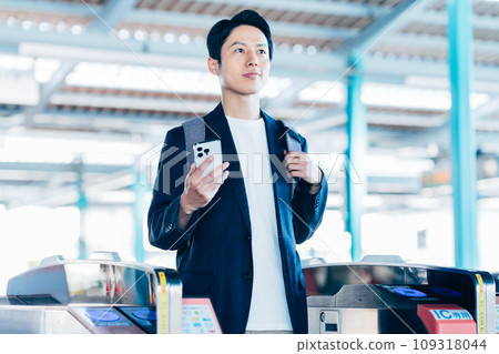 Businessman at automatic ticket gate Photography cooperation: Keio Electric Railway Co., Ltd. 109318044