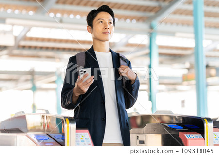 自動檢票口的商人攝影合作：京王電鐵株式會社 109318045
