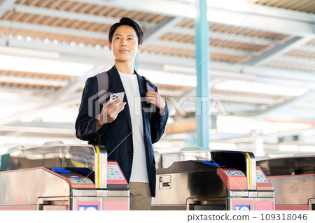 Businessman at automatic ticket gate Photography cooperation: Keio Electric Railway Co., Ltd. 109318046