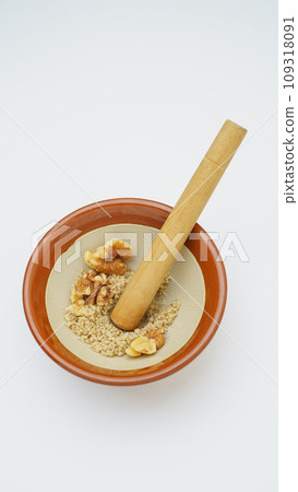 Grind the walnuts in a mortar 109318091