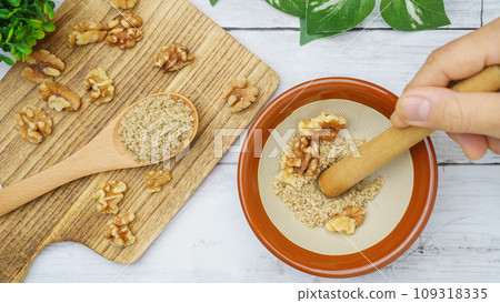 將核桃放入研缽中研碎 109318335